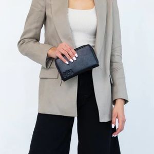 BÉIS THE Travel wallet. Black w/ strap.
